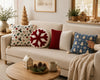 Kerst kussenhoes rendier, sneeuwvlok, rood wit en kerstboom print op beige bank