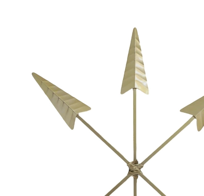 Gouden metalen muurdecoratie met gekruiste pijlen in stervorm, een stijlvolle toevoeging aan interieurdecoratie.