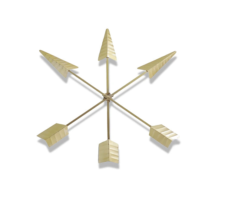 Metalen muurdecoratie met zes gouden pijlen in stervorm, perfect voor stijlen interieurdesign.
