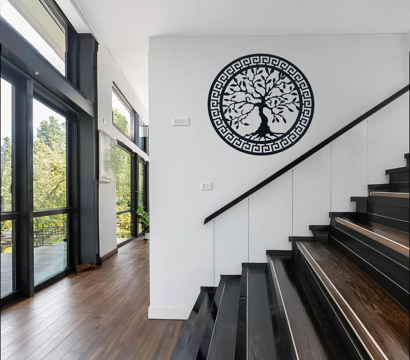 Elegante Levensboom muurdecoratie van zwart metaal in moderne trapomgeving.