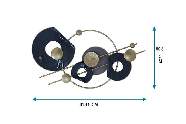 Abstracte muurdecoratie van metaal in marineblauw en goud, perfect voor moderne interieurs.