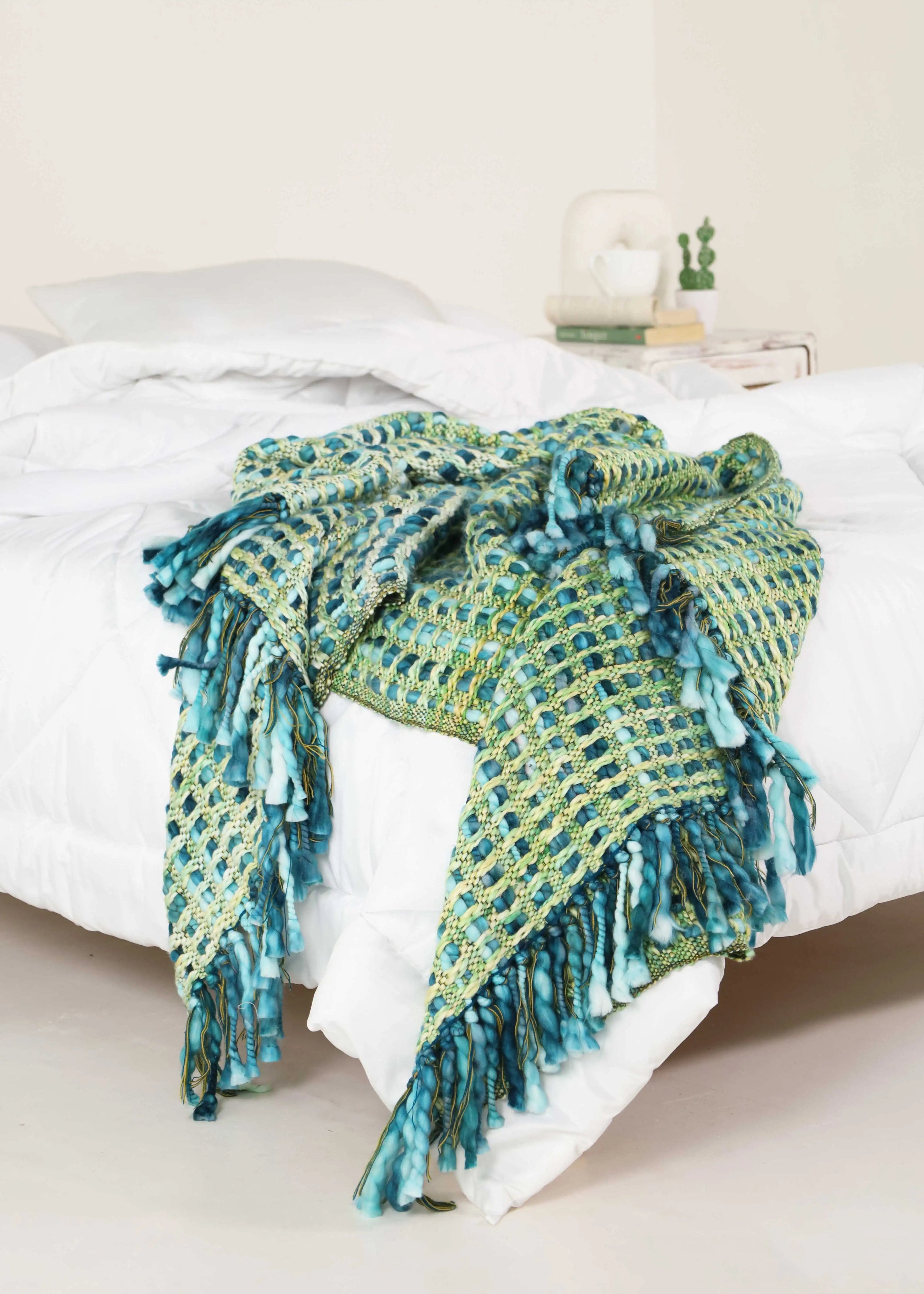 Gehaakte Woondeken Groen Blauw met Franje | Urbane Hide Urbane Hide