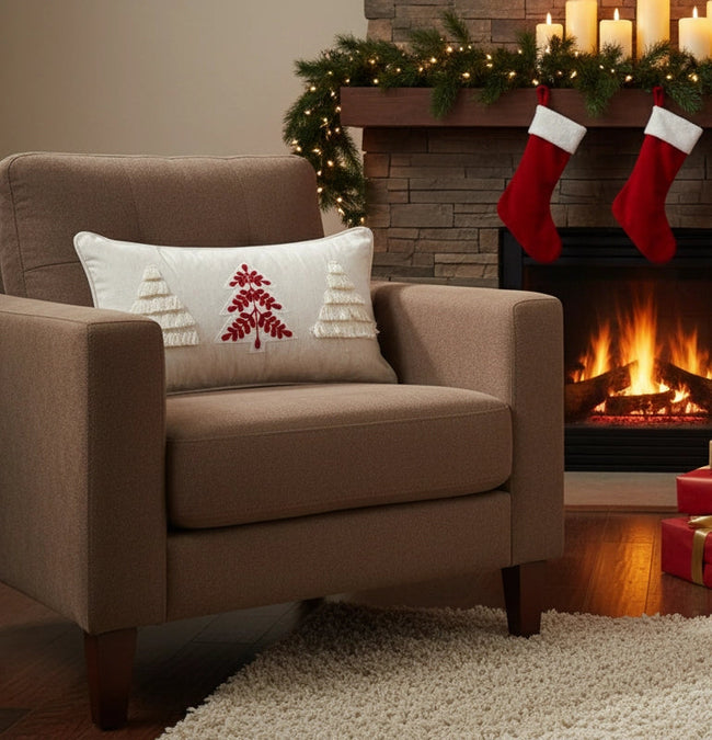 Sierkussen met simpele kerstbomen in zachte kleuren – Urbane Hide 