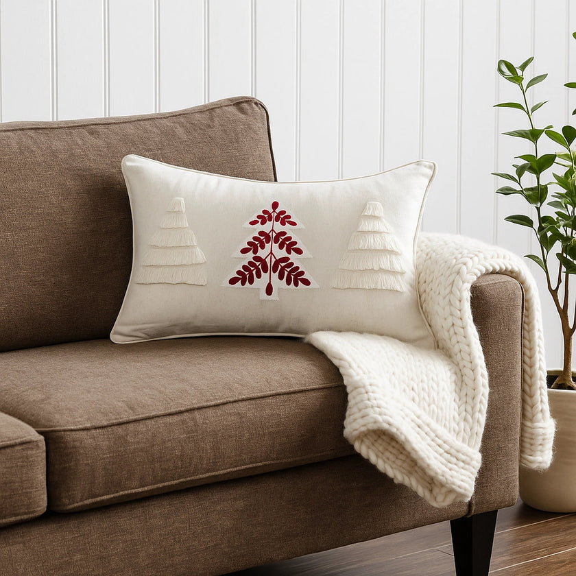 Sierkussen met simpele kerstbomen in zachte kleuren – Urbane Hide 