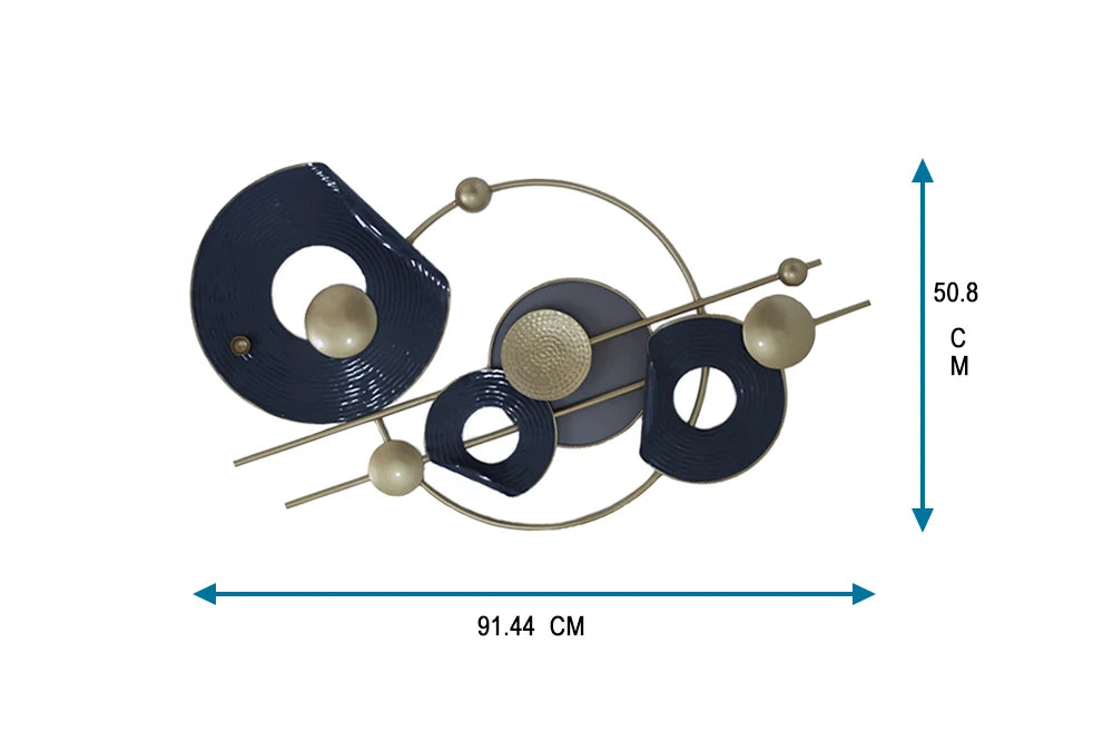 Abstracte muurdecoratie van metaal in marineblauw en goud, perfect voor moderne interieurs.