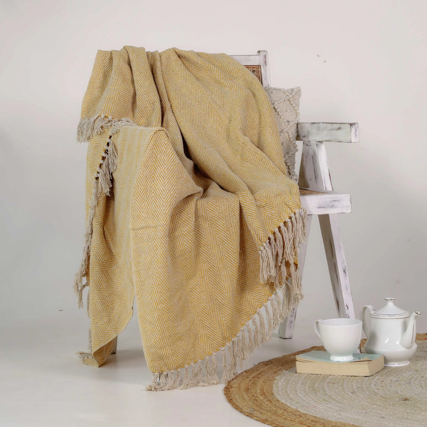 130x180cm decoratief plaid on a wooden chair - Urbane Hide