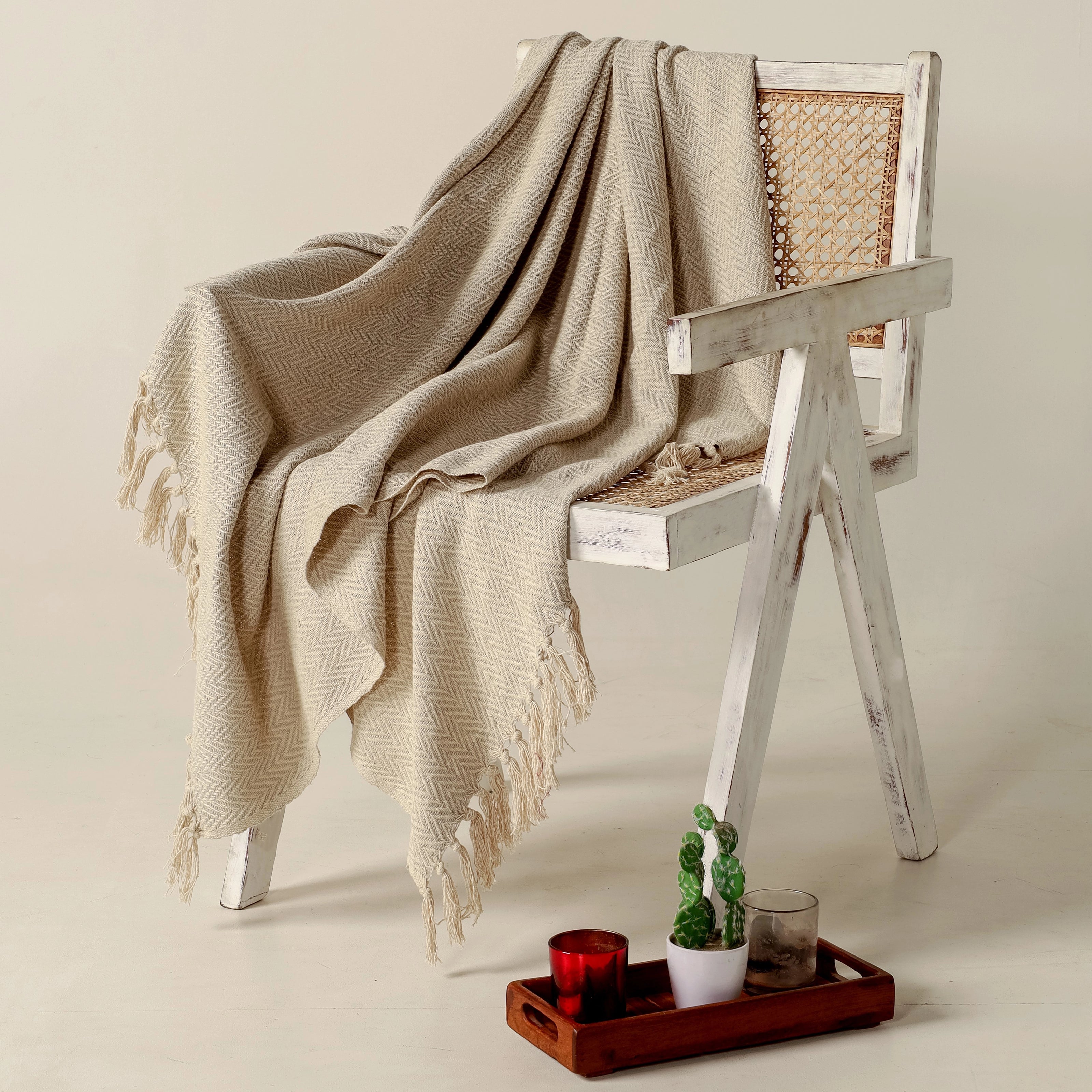 130x180cm decoratief plaid on a wooden chair - Urbane Hide