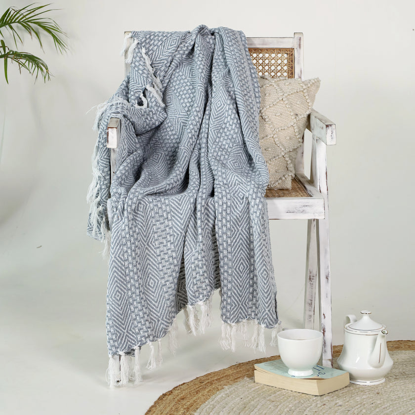 130x180cm decoratief plaid on a wooden chair - Urbane Hide