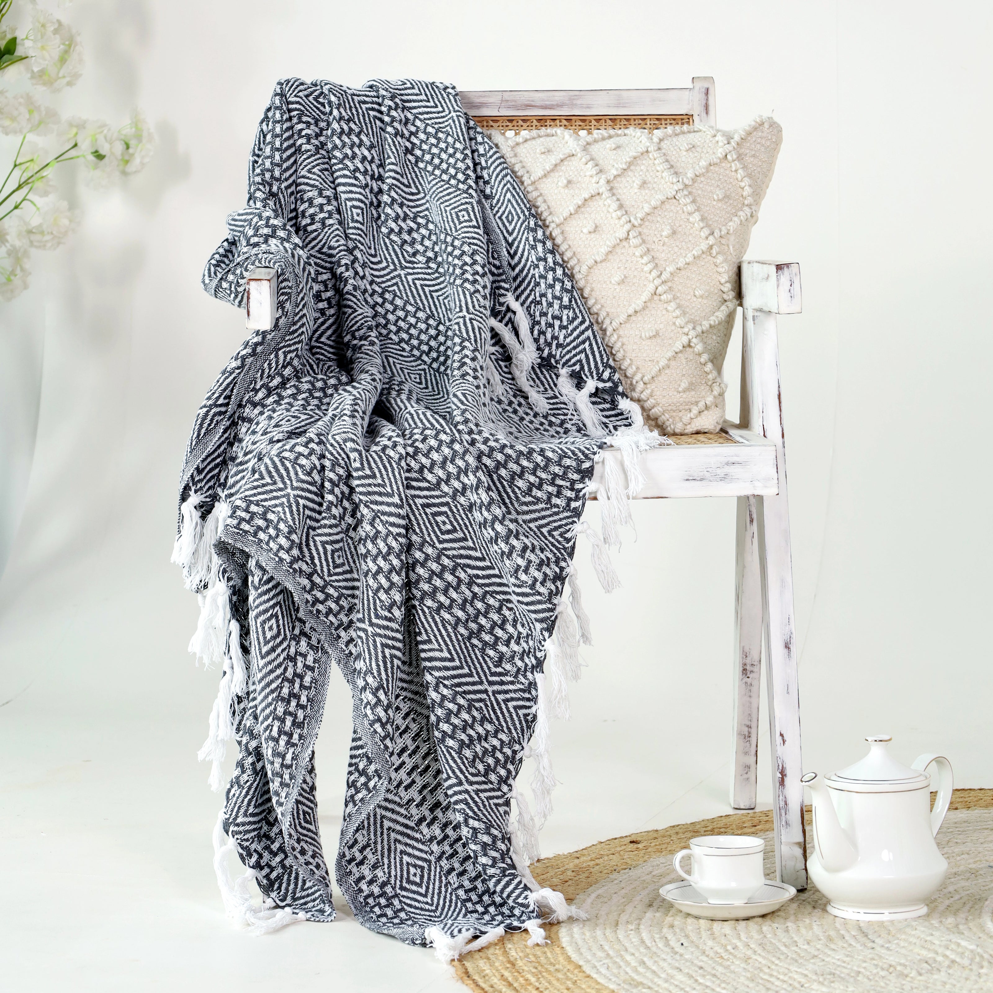 130x180cm decoratief plaid on a wooden chair - Urbane Hide