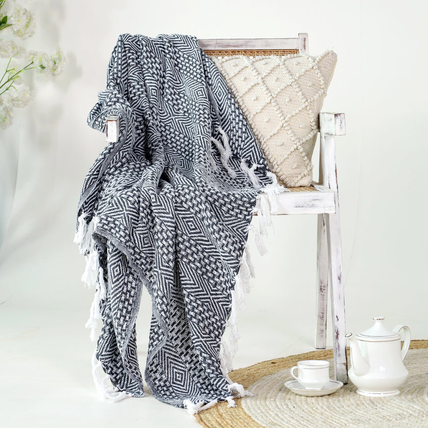 130x180cm decoratief plaid on a wooden chair - Urbane Hide