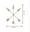 Gouden metalen muurdecoratie in stervorm met gekruiste pijlen, afmetingen 76.2 cm x 76.2 cm.