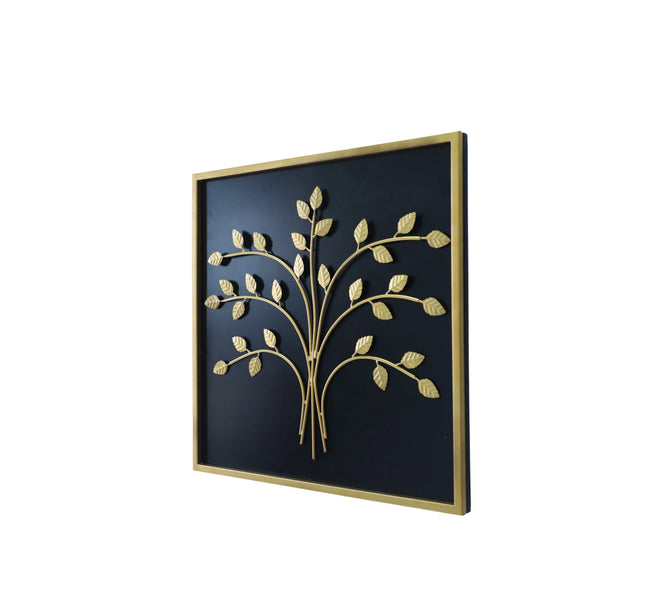 Botanische muurdecoratie in goud en zwart met takken en bladeren op een diep zwarte achtergrond.