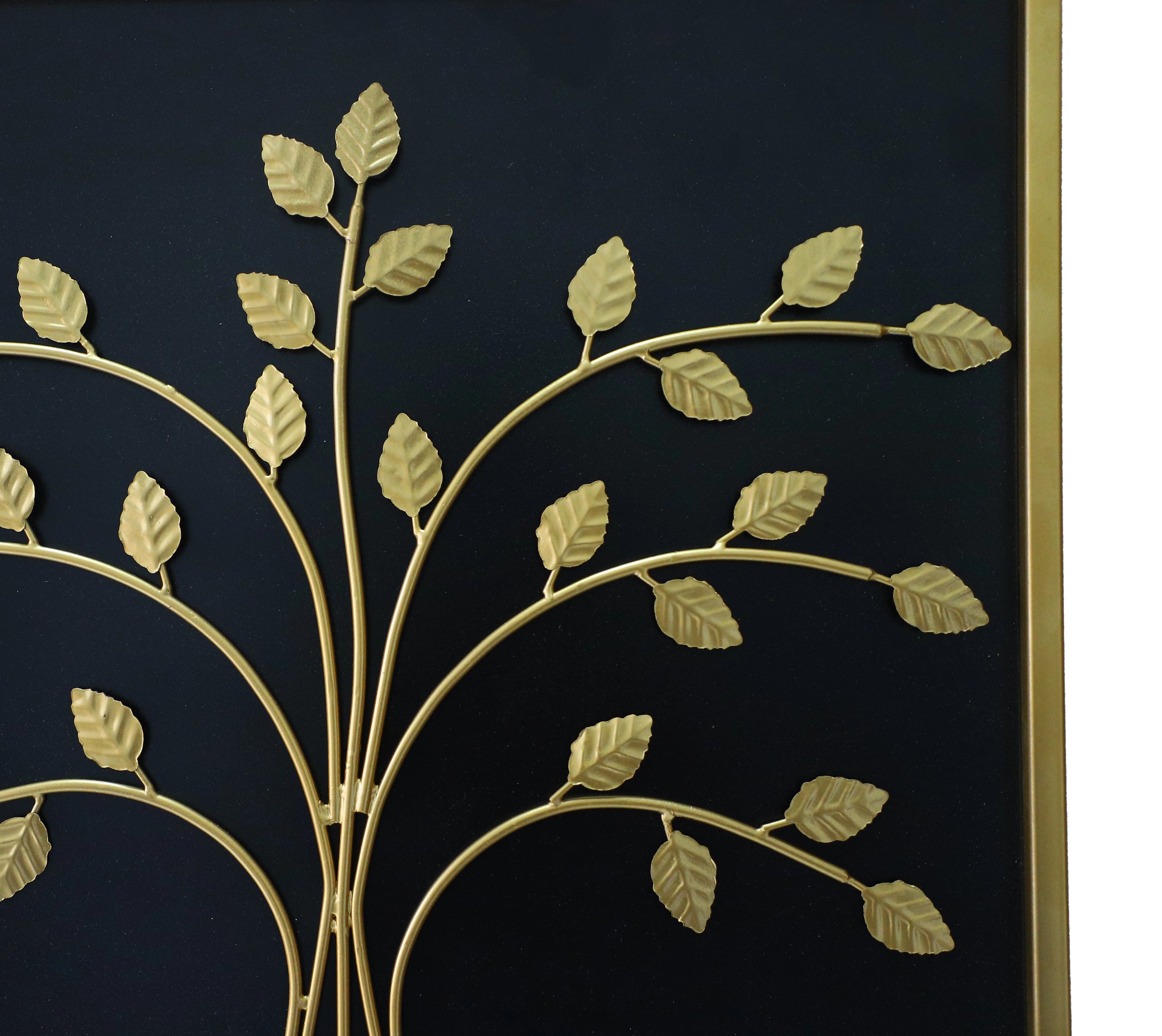 Botanische muurdecoratie van gouden takken en bladeren op een zwarte achtergrond, moderne metalen wandkunst.