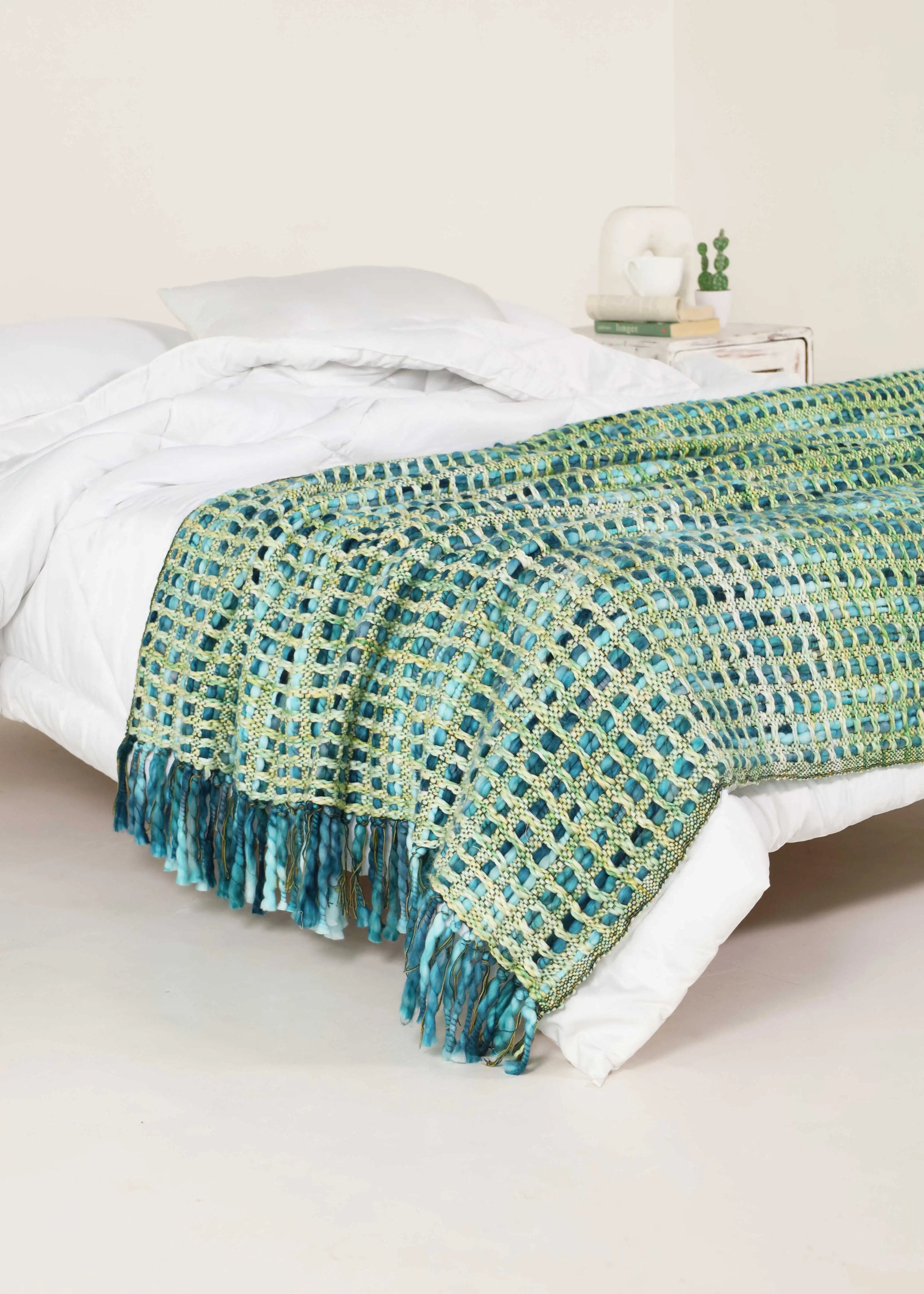 Gehaakte Woondeken Groen Blauw met Franje | Urbane Hide Urbane Hide