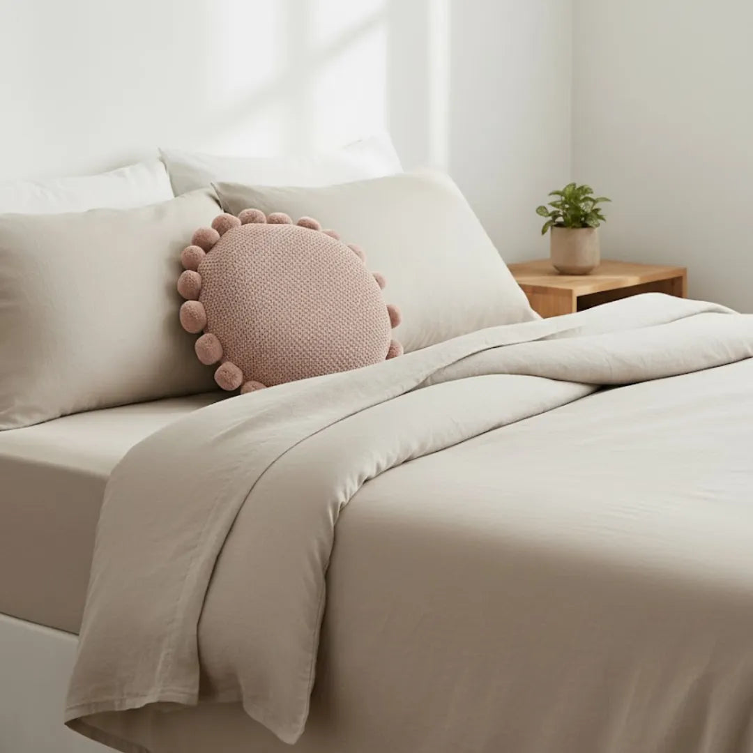 Rond sierkussen gebreid met pompons oudroze – Urbane Hide