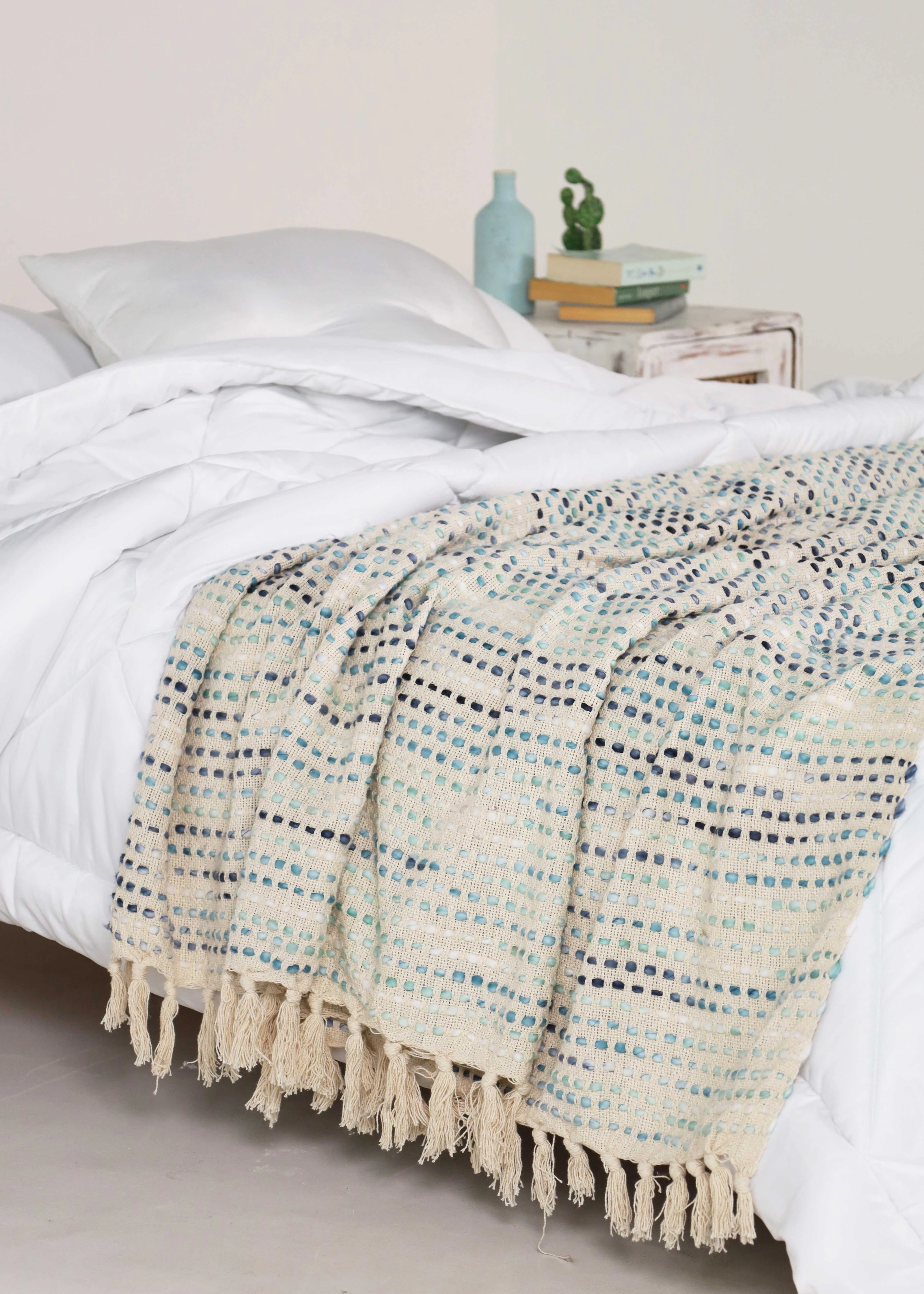 130x180cm decoratief plaid on a bed room - Urbane Hide