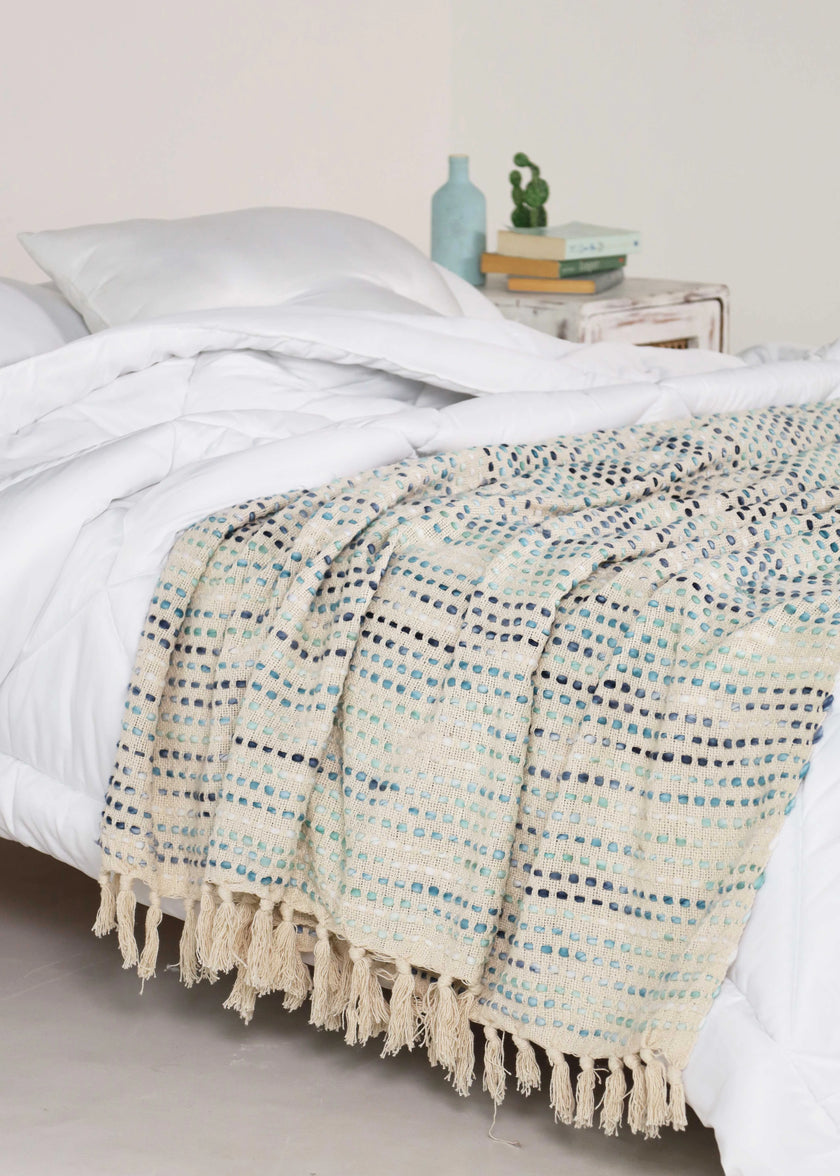 130x180cm decoratief plaid on a bed room - Urbane Hide