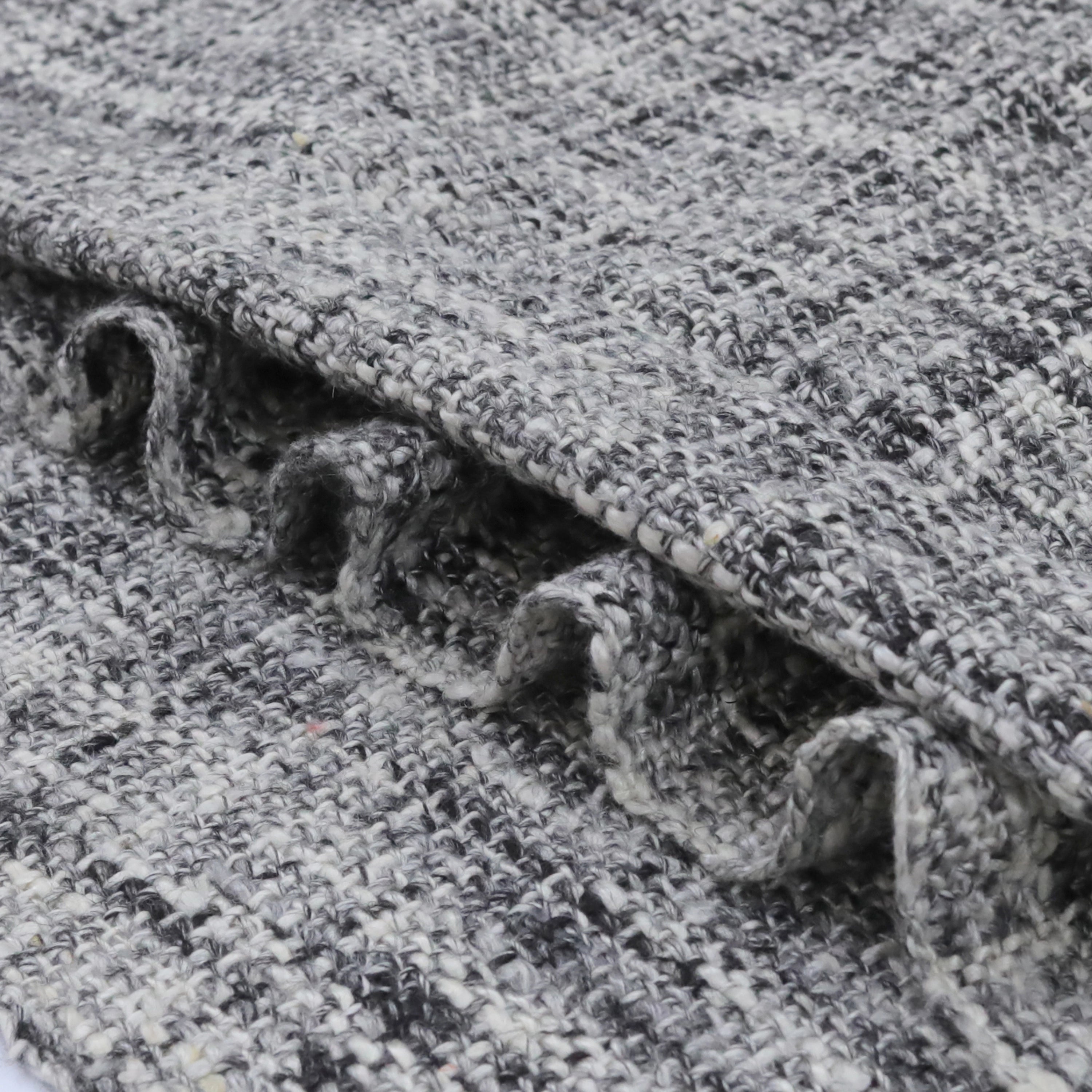 Zachte grijze plaid met franjes en geweven structuur - Urbane Hide Urbane Hide