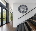 Elegante Levensboom muurdecoratie van zwart metaal in moderne trapomgeving.