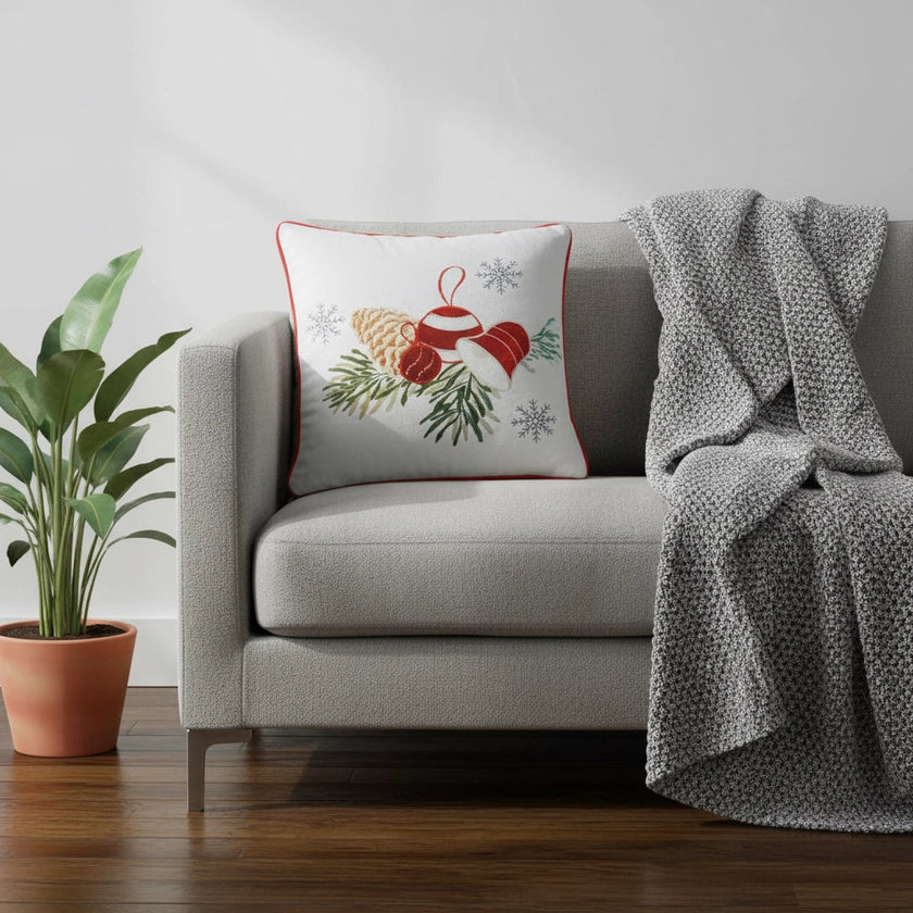 Kerstkussen met Kerstballen & Dennenappels – Urbane Hide Urbane Hide
