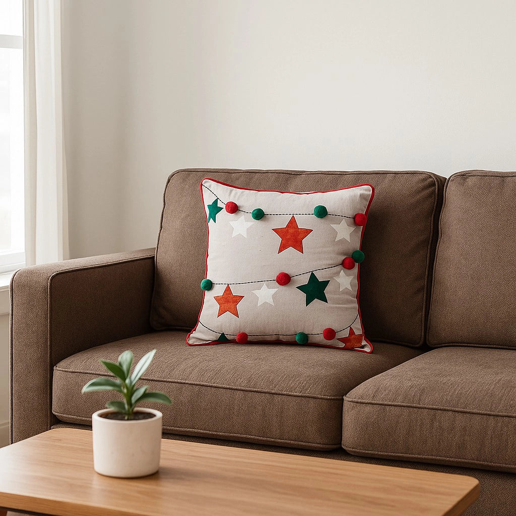 Kerstkussen met sterren en pompons in vrolijke kleuren – Urbane Hide Urbane Hide