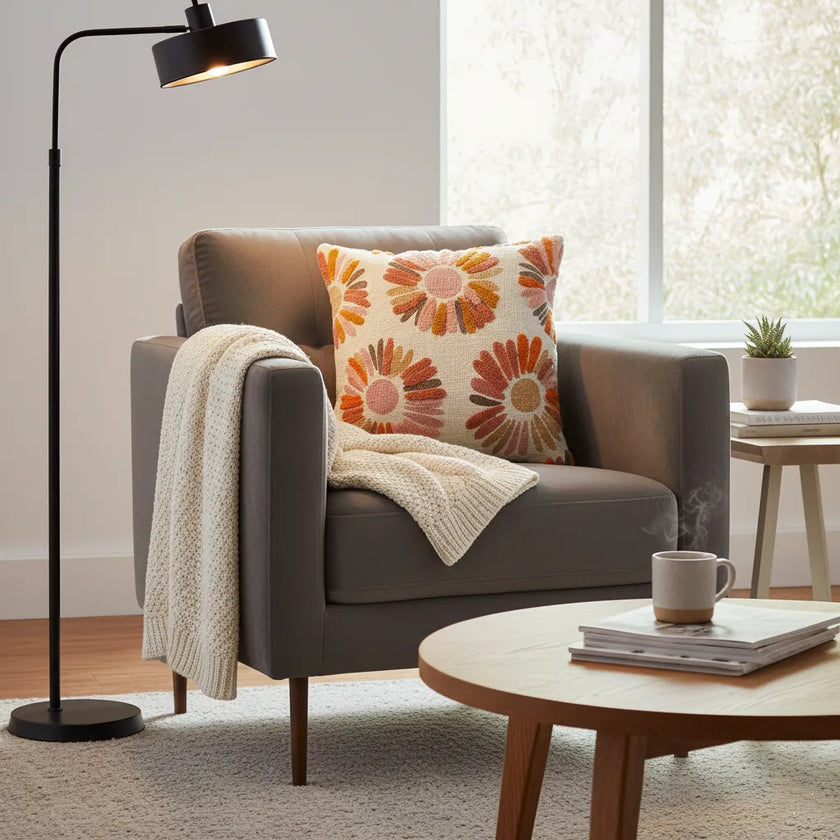 Sierkussen met bloemenpatroon in warme tinten – Urbane Hide