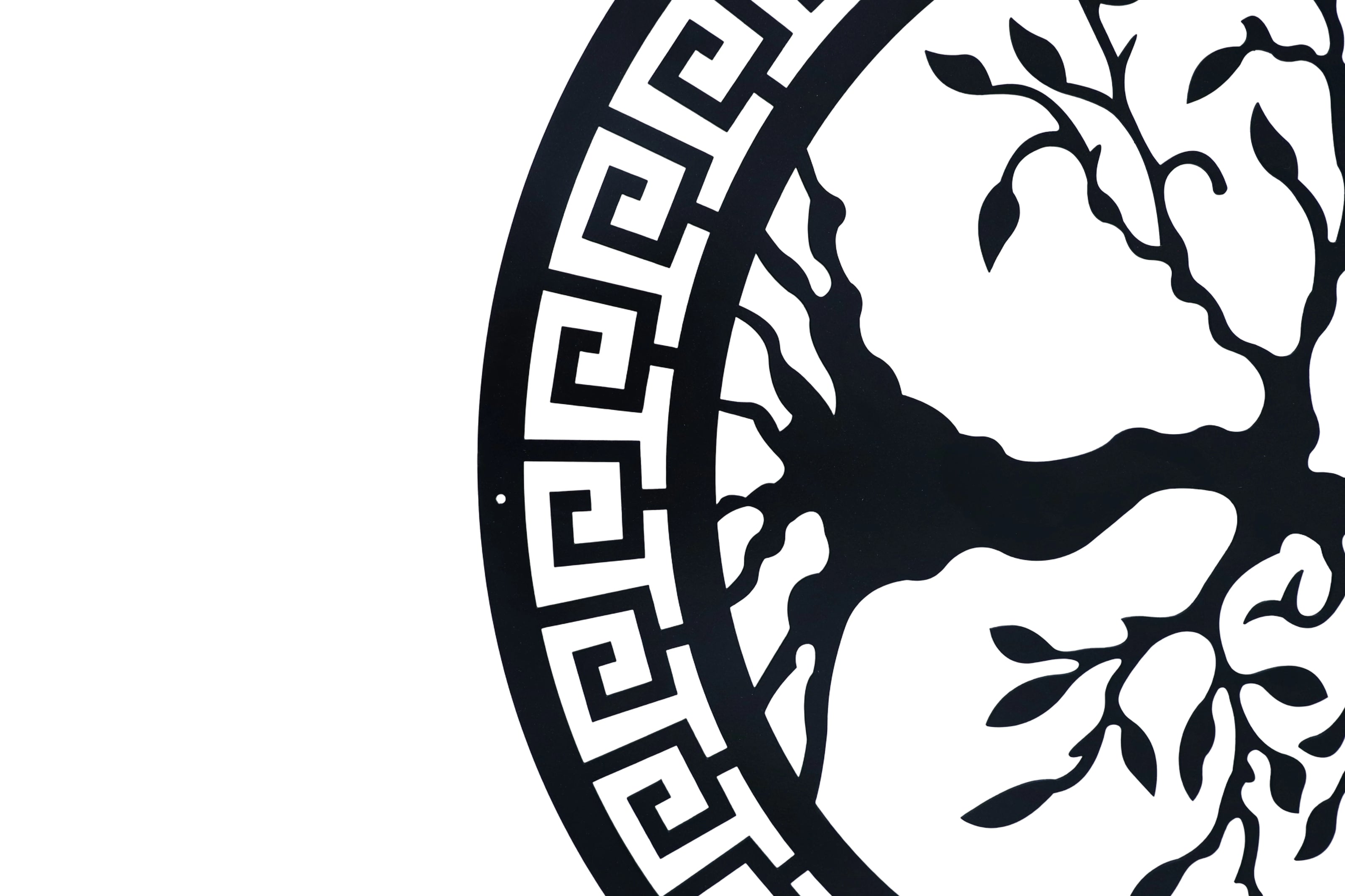 Zwart metalen muurdecoratie met levensboom en Griekse rand, stijlvolle wandkunst voor moderne interieurs.