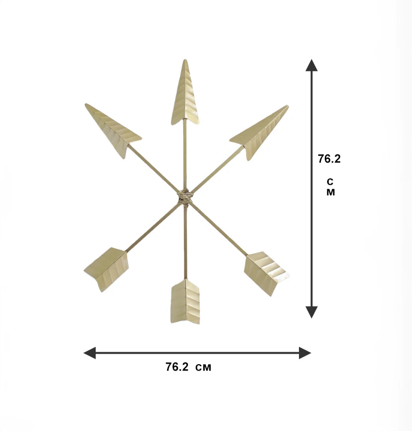 Gouden metalen muurdecoratie in stervorm met gekruiste pijlen, afmetingen 76.2 cm x 76.2 cm.