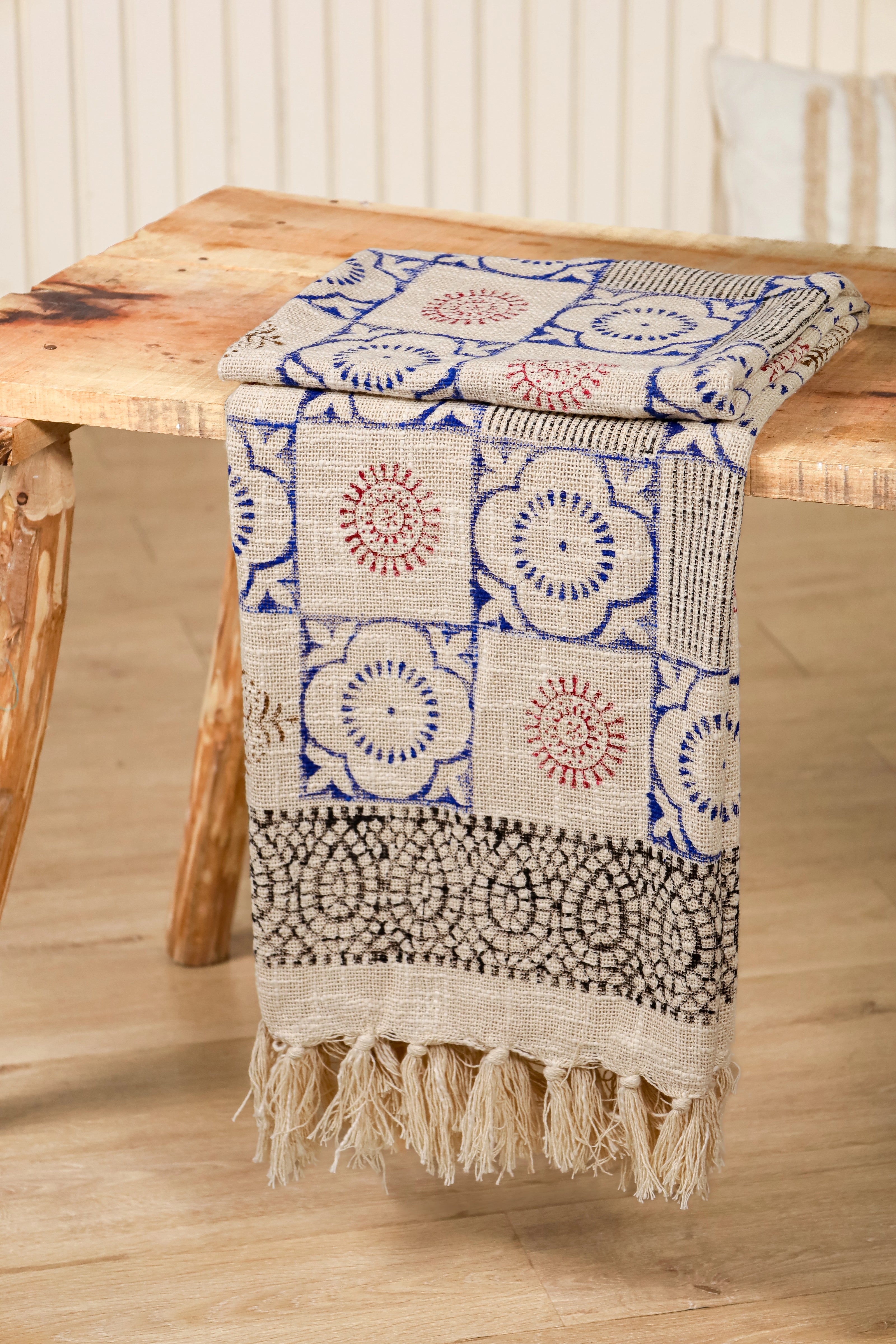 130x180cm decoratief plaid on a wooden table - Urbane Hide