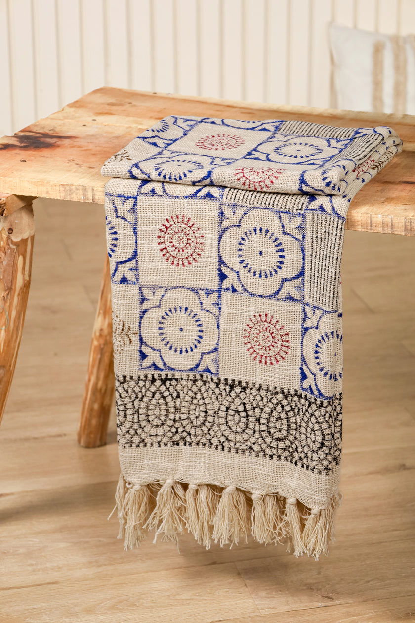 130x180cm decoratief plaid on a wooden table - Urbane Hide