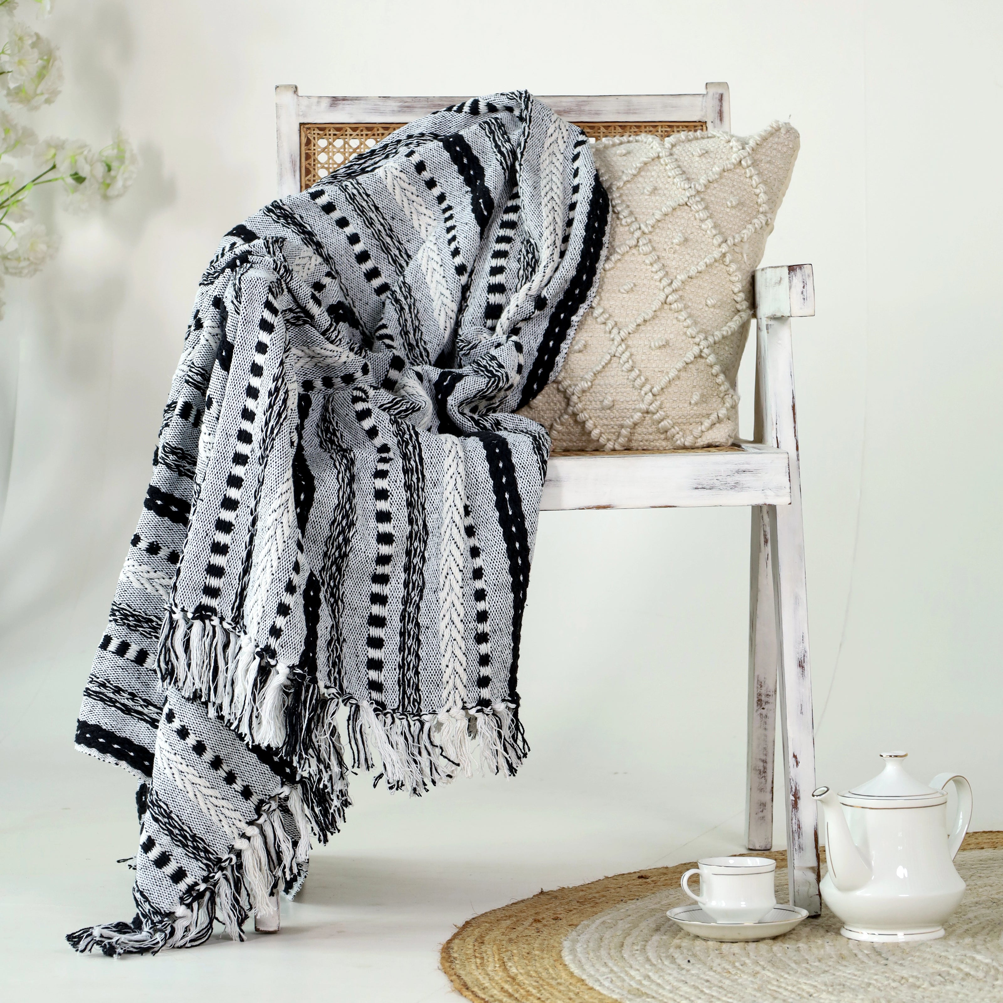 130x180cm decoratief plaid on a wooden chair - Urbane Hide