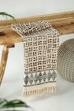 130x180cm decoratief plaid on a wooden table - Urbane Hide