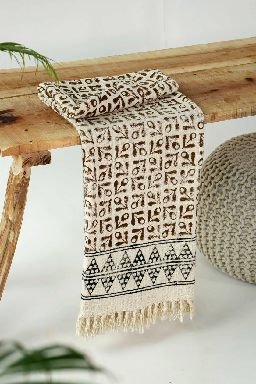 130x180cm decoratief plaid on a wooden table - Urbane Hide