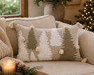 Kerst sierkussen beige op bank in sfeervolle kamer