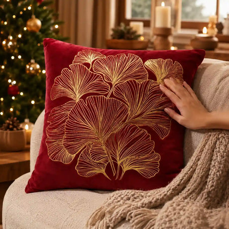 Kerst sierkussen rood op bank bij warm kerstinterieur