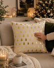 Kerst sierkussen wit fluweel op bank in kerstsfeer