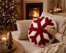 Kerst sierkussen rond op bank in sfeervol kerstinterieur