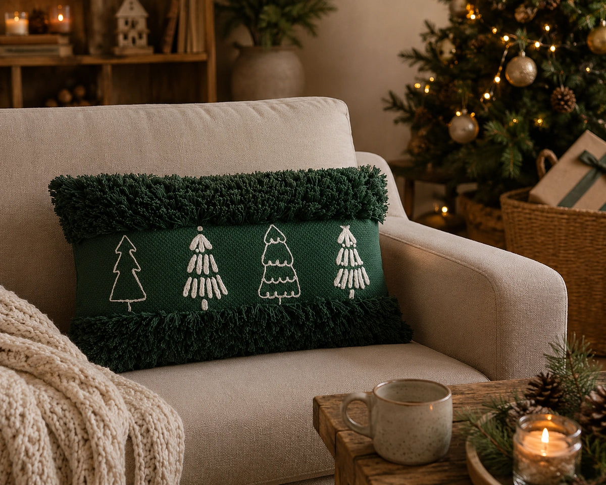 Kerst sierkussen groen op bank in gezellige woonkamer