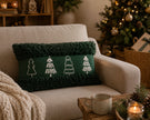 Kerst sierkussen groen op bank in gezellige woonkamer