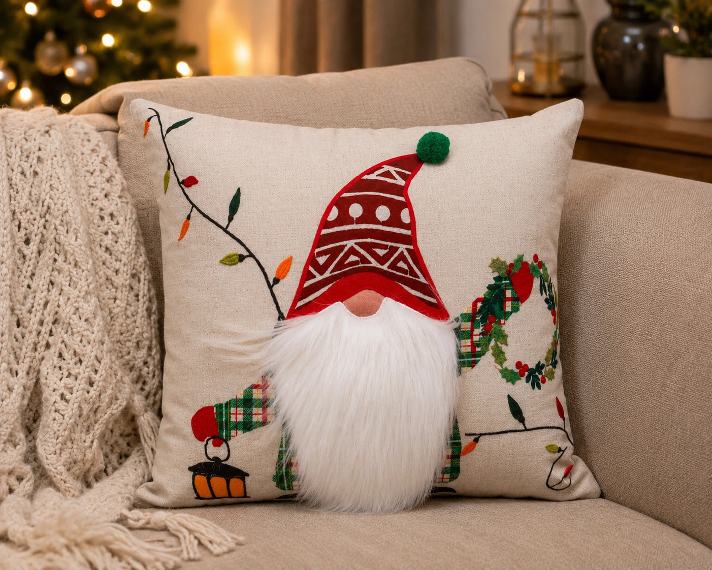 Coussin Noël gnome et guirlandes lumineuses | Urbane Hide