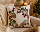 Kerst sierkussen Wit Met Krans En Bessen Decoratie