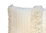 Kussenhoes - detailopname van crème katoenen stof met fluffy textuur banen