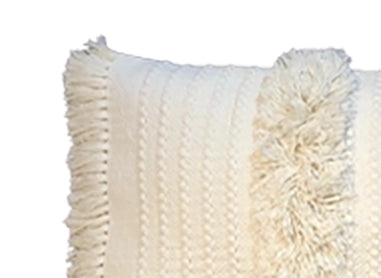 Kussenhoes - detailopname van crème katoenen stof met fluffy textuur banen