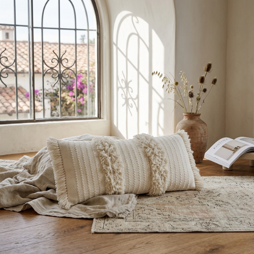 Langes Kissen cremefarben Fransen Boho-Textur Stil – Urbane Hide