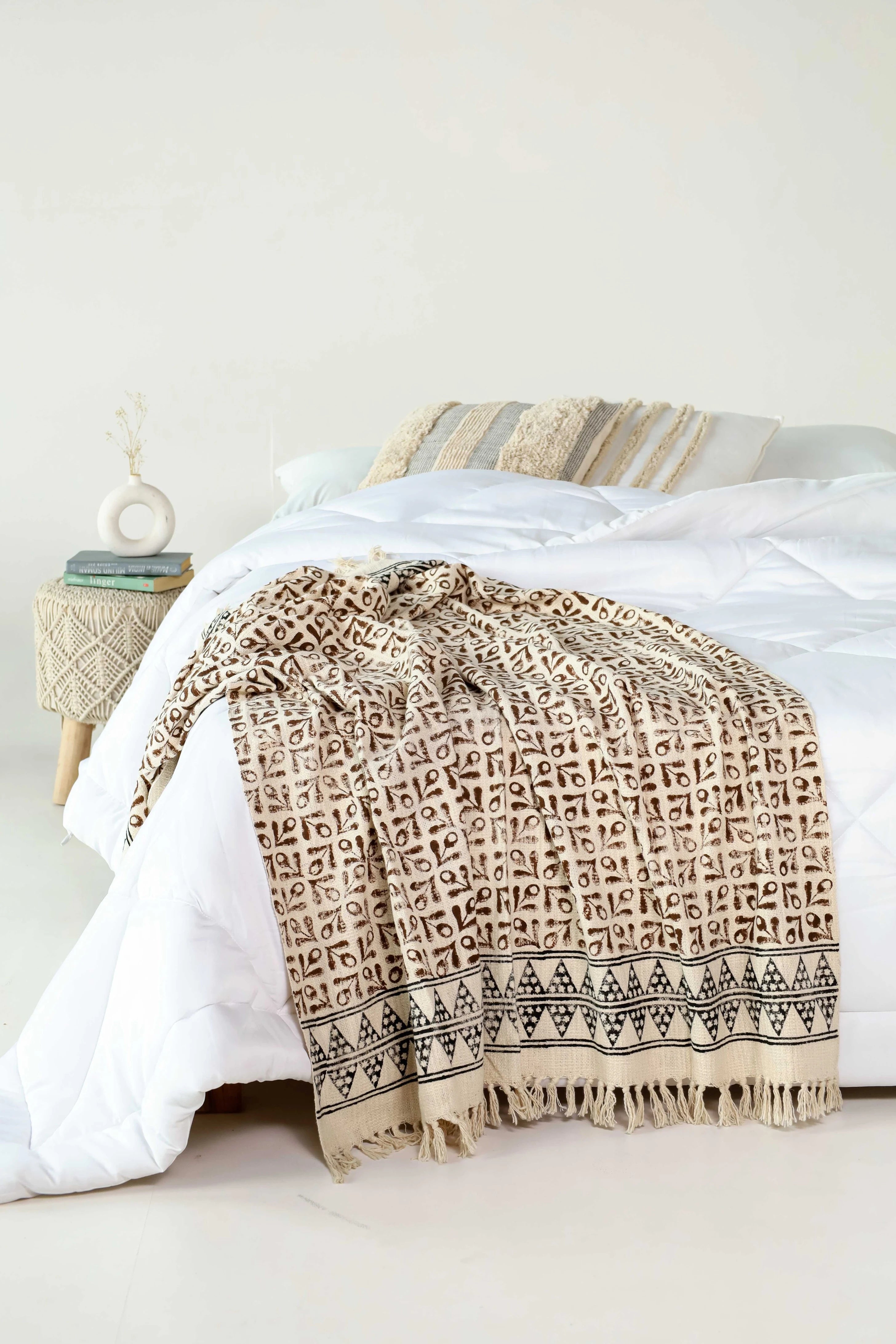 130x180cm decoratief plaid on a bedroom - Urbane Hide