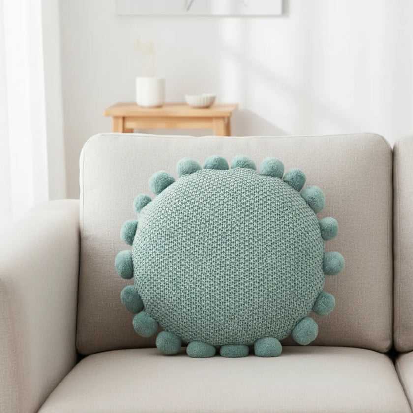 Rond sierkussen gebreid met pompons dof blauw – Urbane Hide 