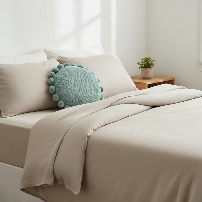 Rond sierkussen gebreid met pompons dof blauw – Urbane Hide 