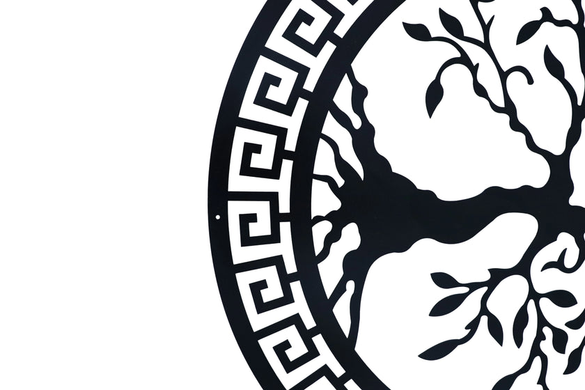 Zwart metalen muurdecoratie met levensboom en Griekse rand, stijlvolle wandkunst voor moderne interieurs.