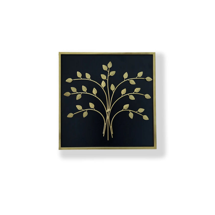 Botanische muurdecoratie in goud en zwart, met elegante bladeren op een zwarte achtergrond.