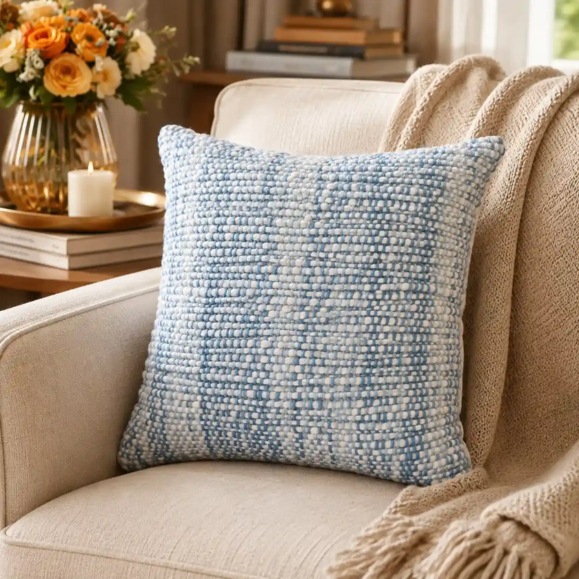 Coussin bleu blanc tissé style moderne | Urbane Hide